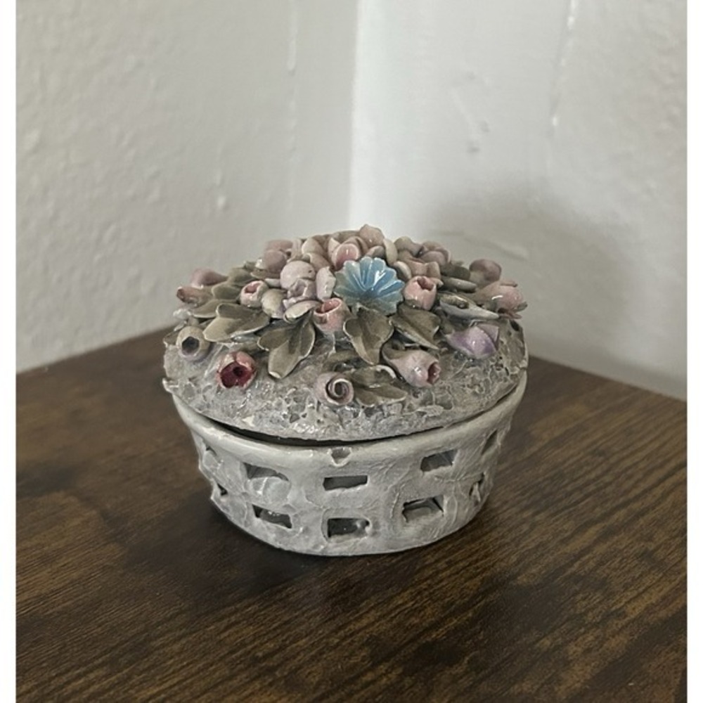 Detailed Ornate‎ Visconti Mollica CAPODIMONTE 3-D Floral Lidded Ceramic Dish